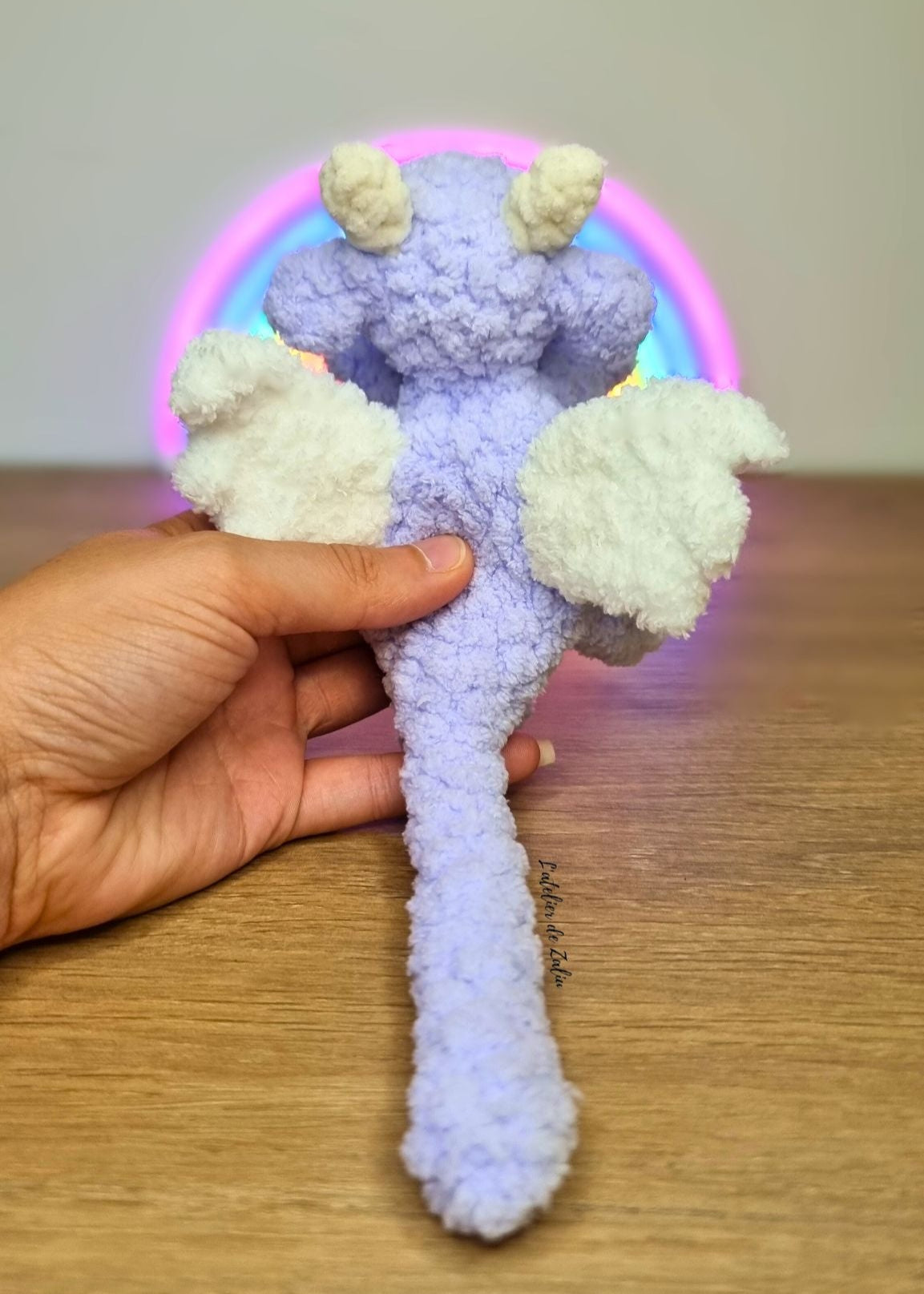 dragon drake baby dragon crochet fait main coloré normandie amigurumi pont audemer le havre l'atelier de zaliu pièce unique