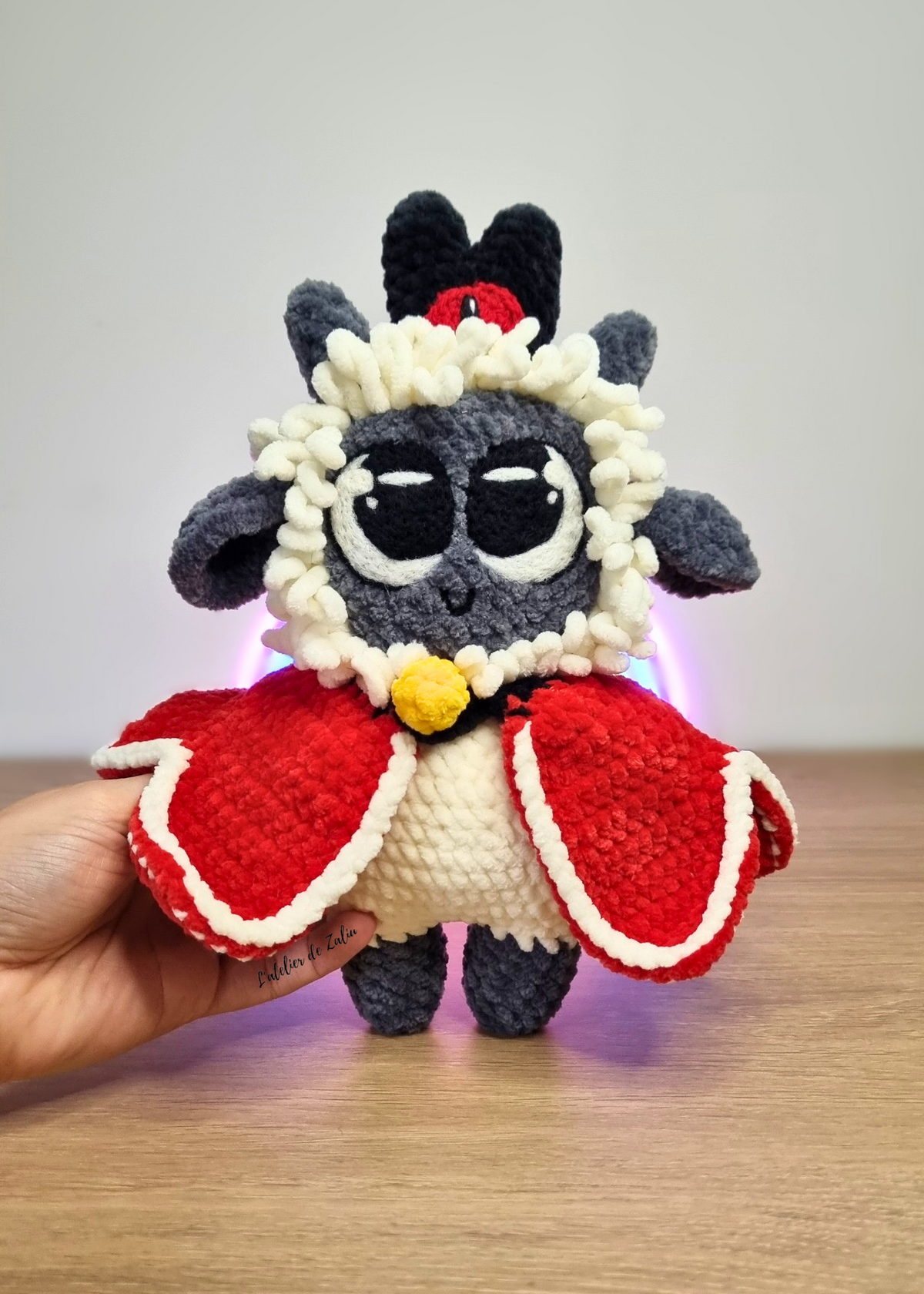 cult of the lamb le dernier agneau pipou mignon fait main normandie l'atelier de zaliu crochet amigurumi needle felting piquage a l'aiguille