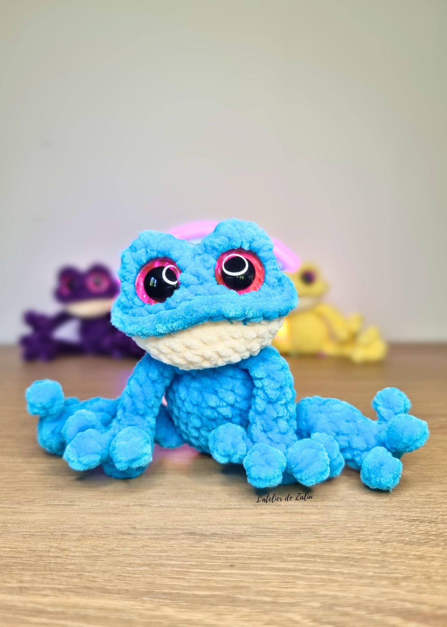 frog grenouille rigolote crochet fait main coloré normandie amigurumi pont audemer le havre l'atelier de zaliu pièce unique