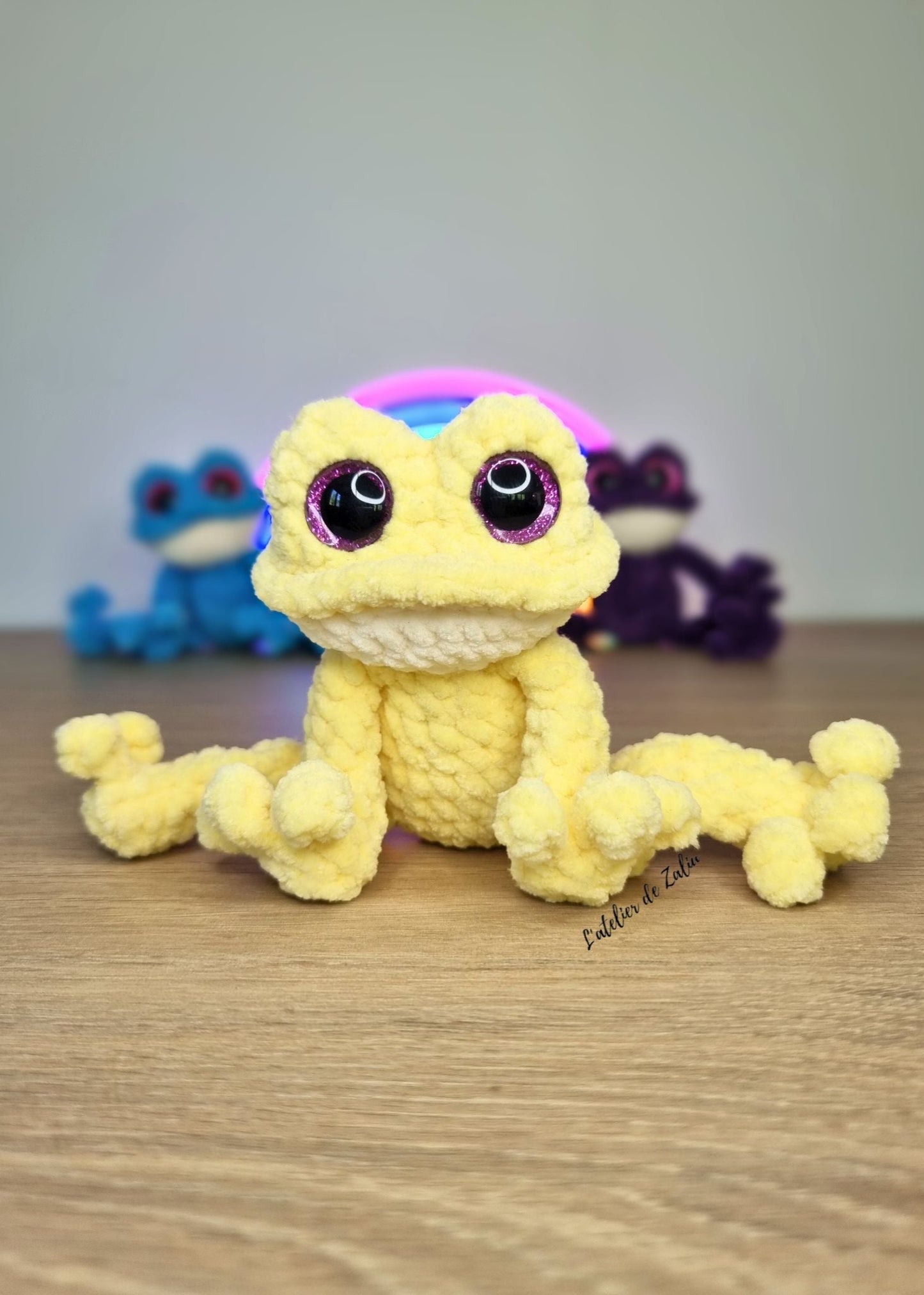 frog grenouille rigolote crochet fait main coloré normandie amigurumi pont audemer le havre l'atelier de zaliu pièce unique