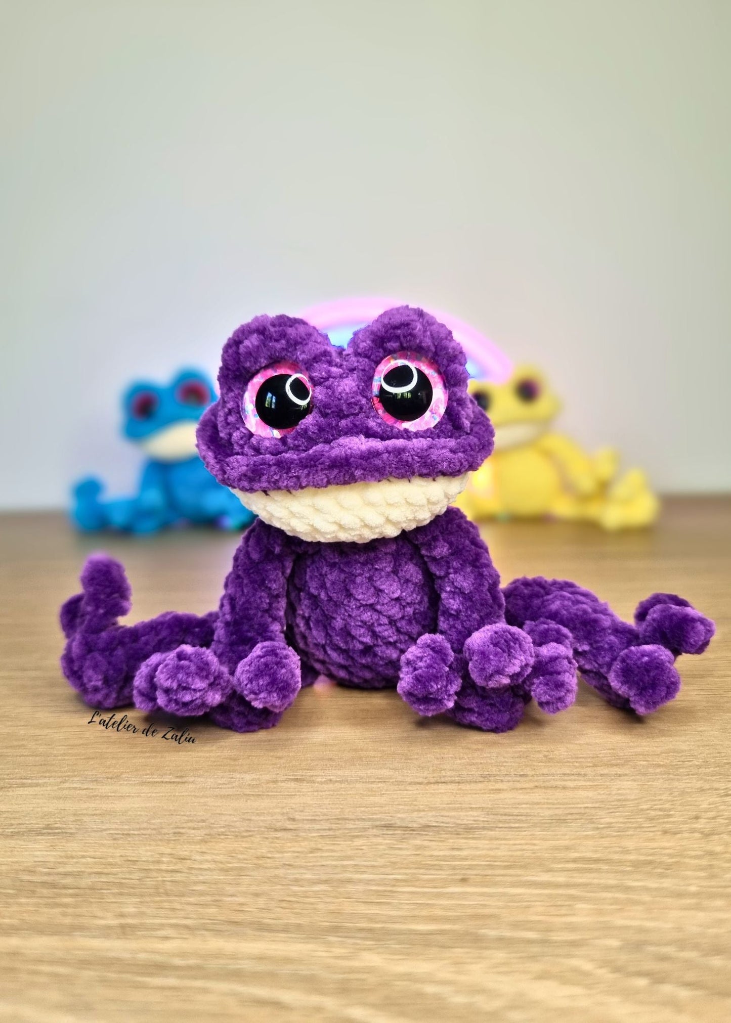 frog grenouille rigolote crochet fait main coloré normandie amigurumi pont audemer le havre l'atelier de zaliu pièce unique