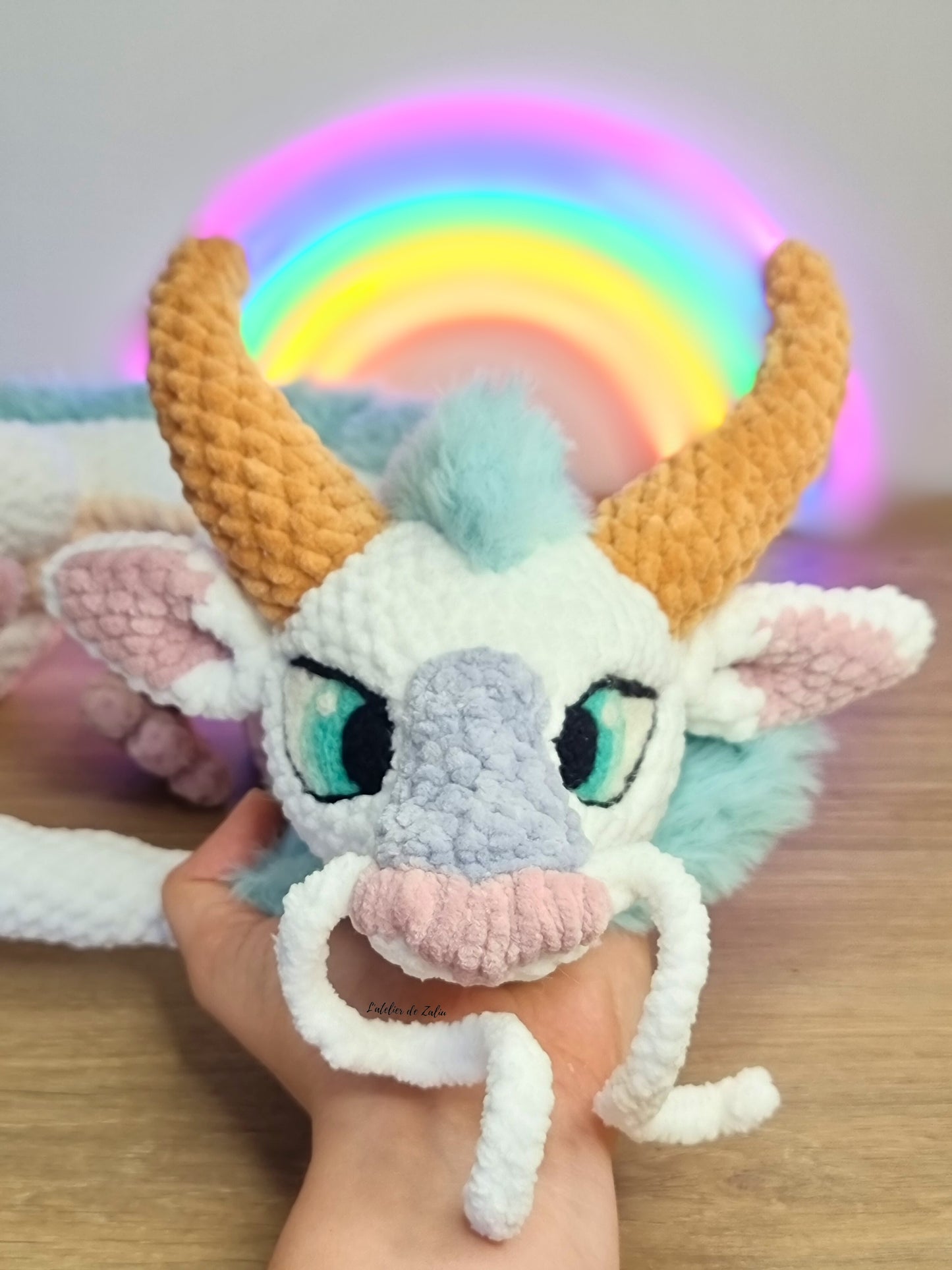Haku ghibli peluche crochet amigurumi needle felting laine cardée fait main normandie l'atelier de zaliu pièce unique dragon doux sweet velours fausse fourrure