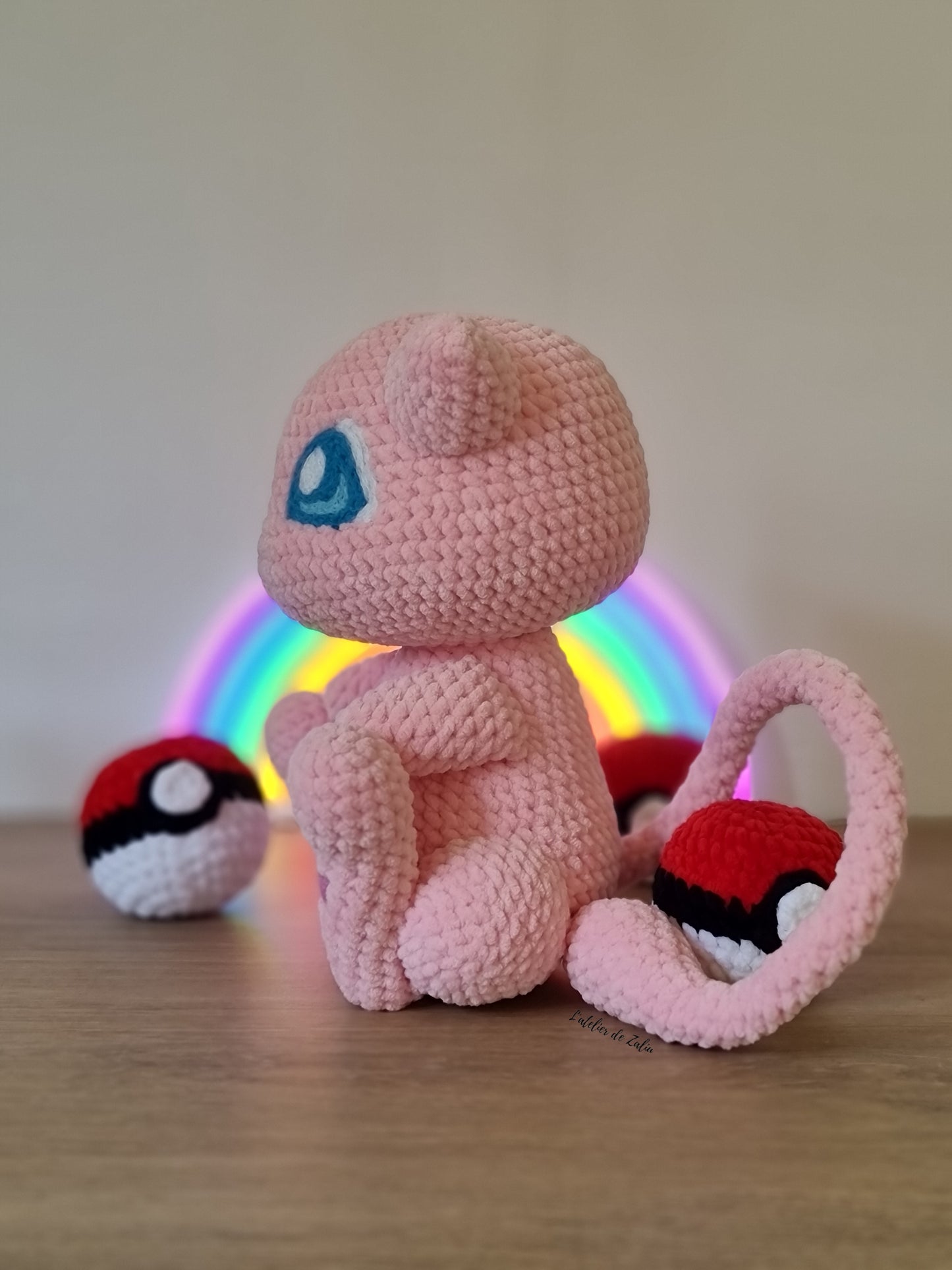 crochet peluche fait main amigurumi needle felting pokemon mew l'atelier de zaliu pokeball pièce unique piece unique unique piece unique plushie