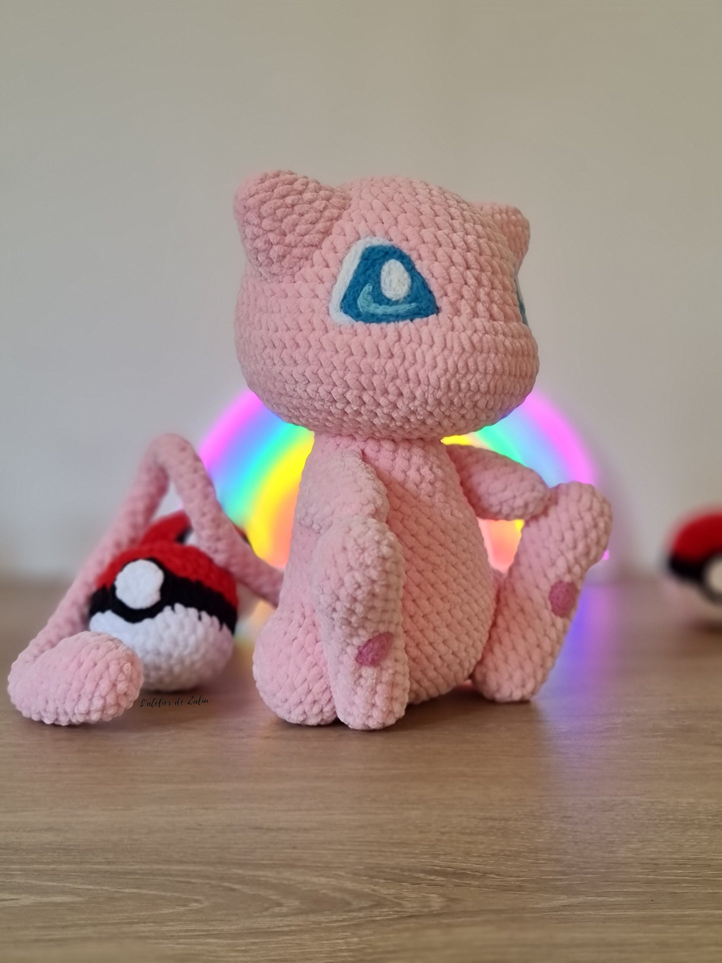 crochet peluche fait main amigurumi needle felting pokemon mew l'atelier de zaliu pokeball pièce unique piece unique unique piece unique plushie
