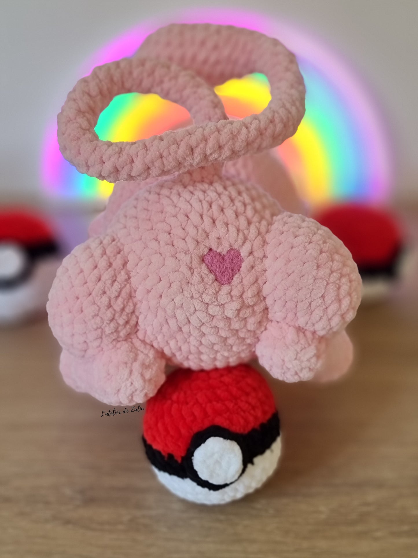 crochet peluche fait main amigurumi needle felting pokemon mew l'atelier de zaliu pokeball pièce unique piece unique unique piece unique plushie