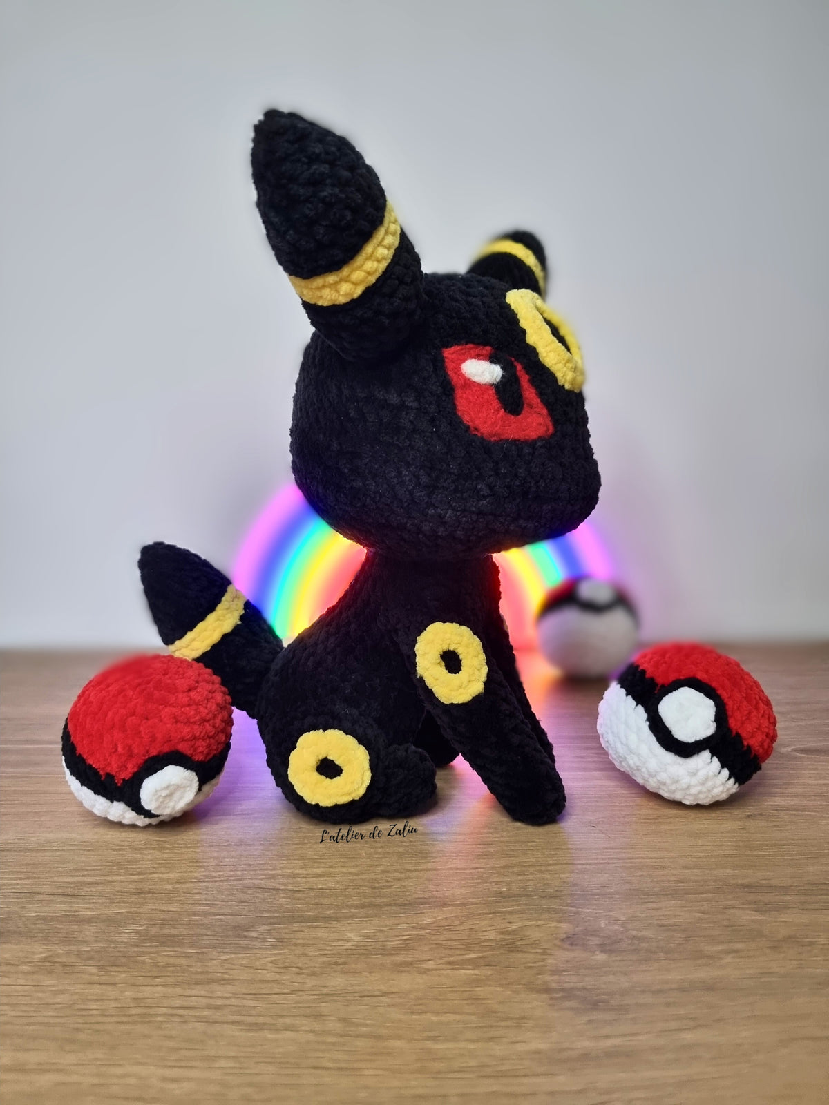 crochet peluche fait main amigurumi needle felting pokemon noctali umbreon l'atelier de zaliu pokeball pièce unique piece unique unique piece unique plushie