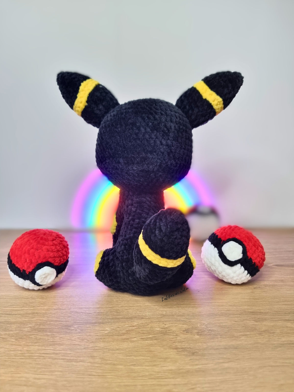 crochet peluche fait main amigurumi needle felting pokemon noctali umbreon l'atelier de zaliu pokeball pièce unique piece unique unique piece unique plushie