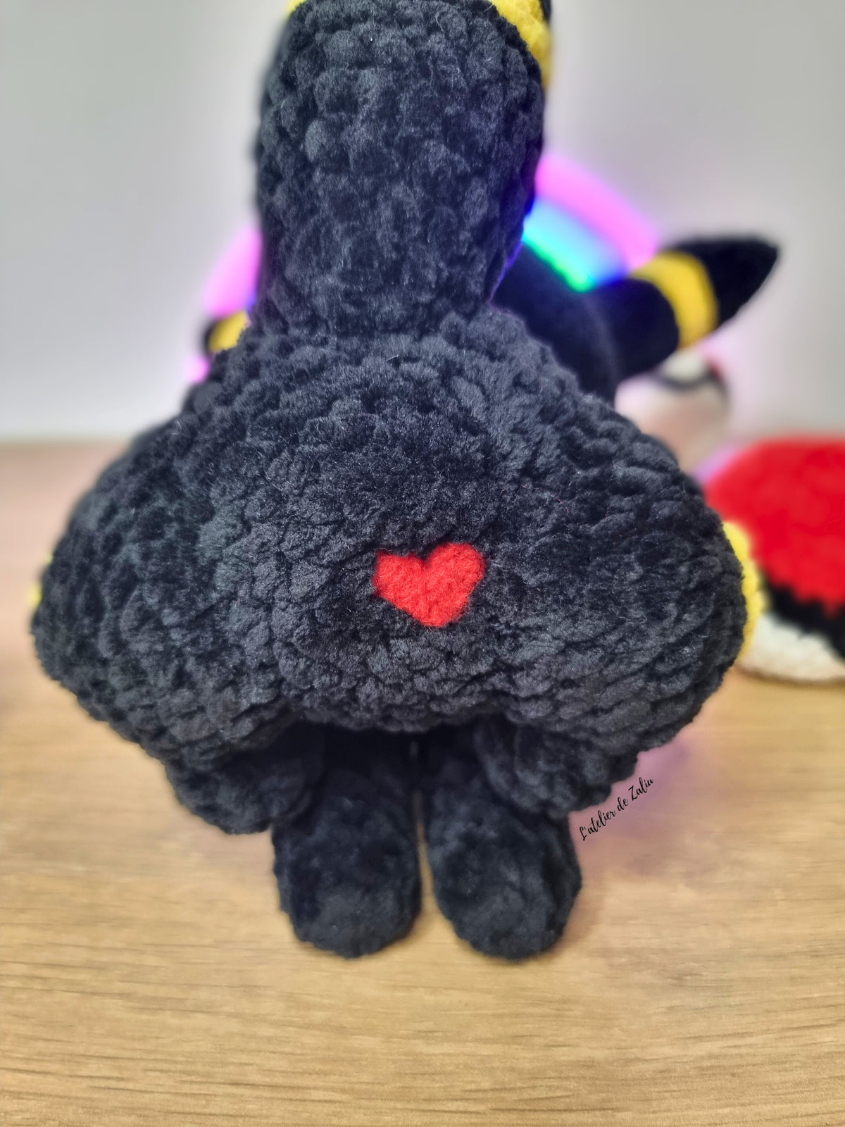 crochet peluche fait main amigurumi needle felting pokemon noctali umbreon l'atelier de zaliu pokeball pièce unique piece unique unique piece unique plushie