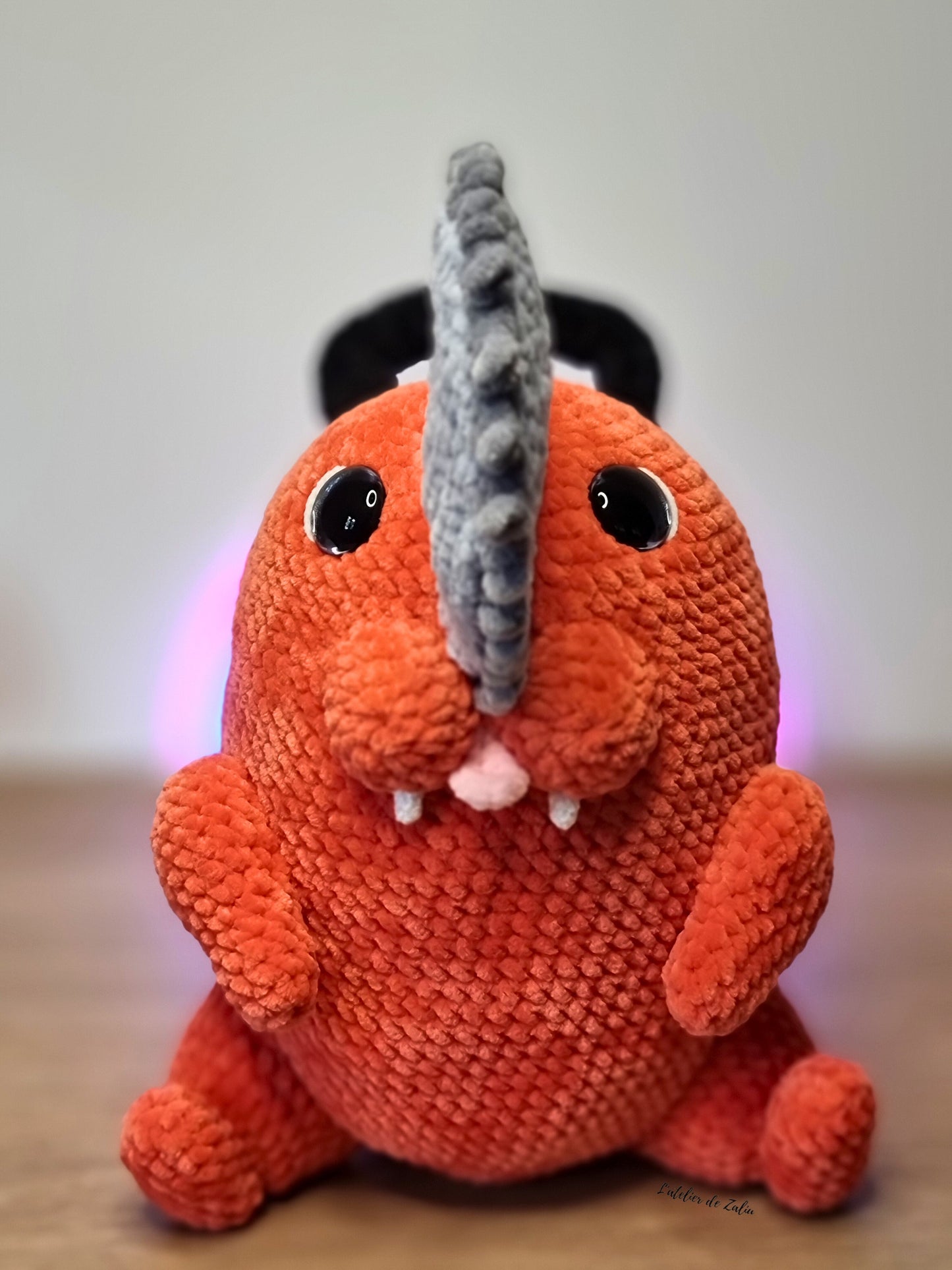 Pochita chainsawman chainsaw démon tronçonneuse grande peluche plushie tall crochet pattern handmade normandie L'atelier de Zaliu