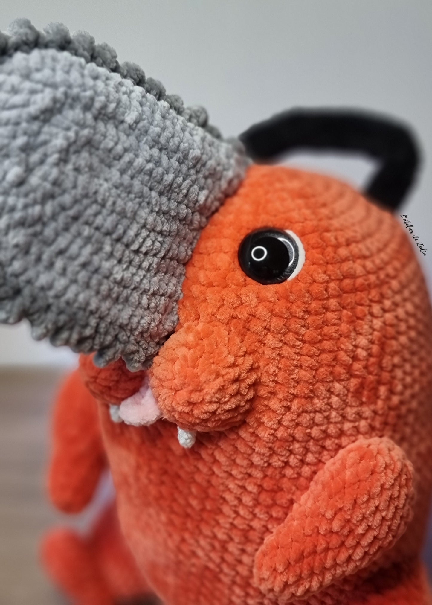 Pochita chainsawman chainsaw démon tronçonneuse grande peluche plushie tall crochet pattern handmade normandie L'atelier de Zaliu