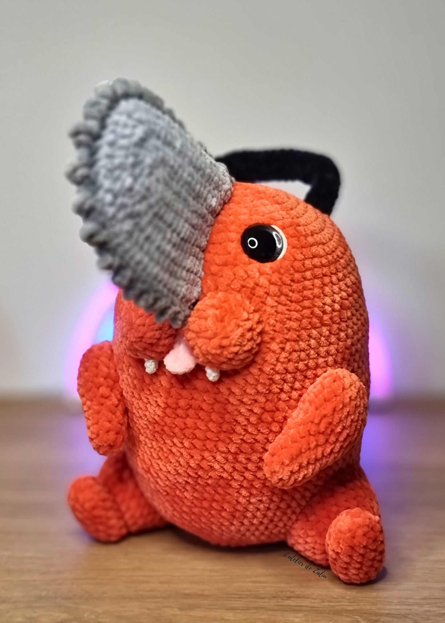 Pochita chainsawman chainsaw démon tronçonneuse grande peluche plushie tall crochet pattern handmade normandie L'atelier de Zaliu