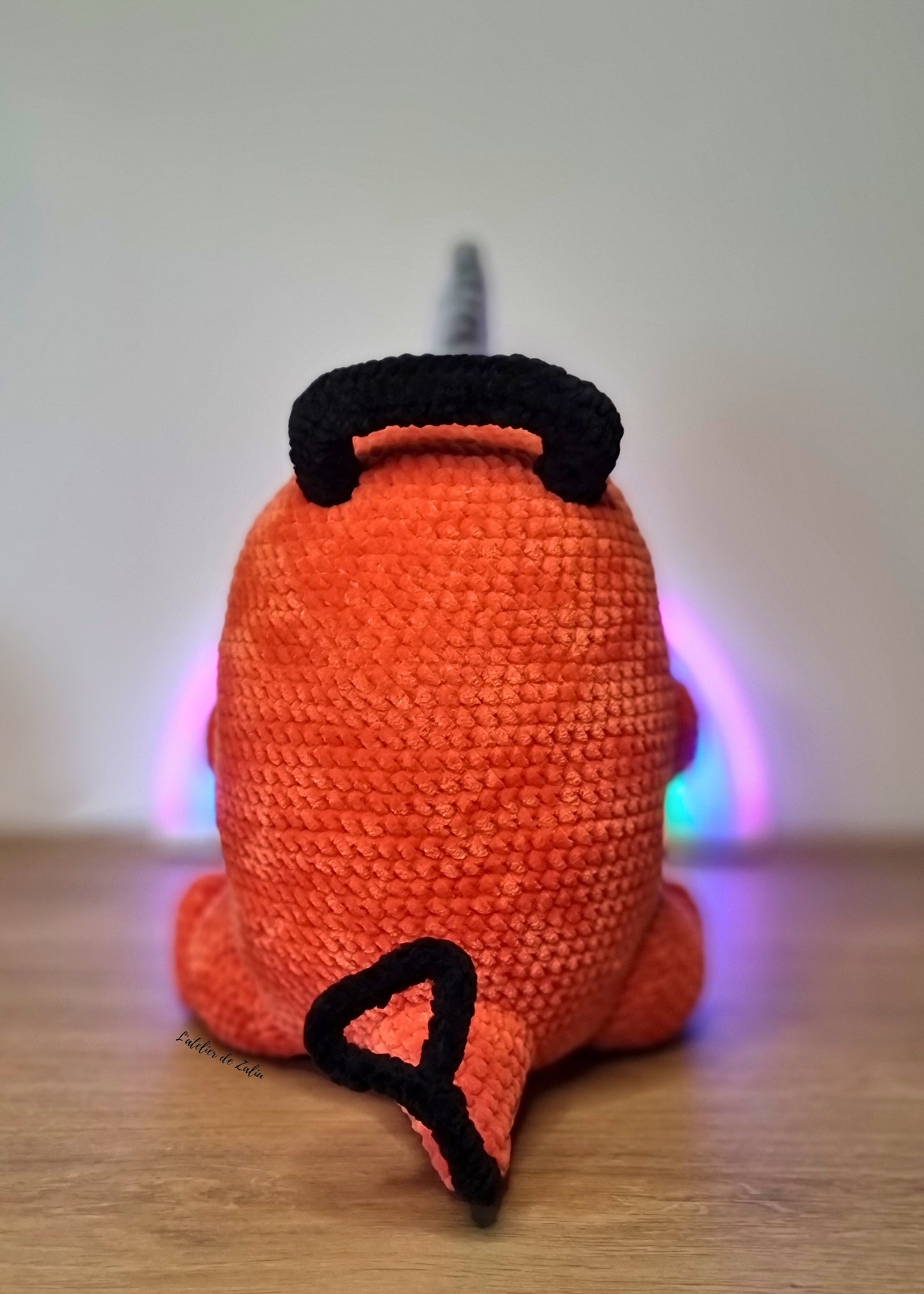 Pochita chainsawman chainsaw démon tronçonneuse grande peluche plushie tall crochet pattern handmade normandie L'atelier de Zaliu