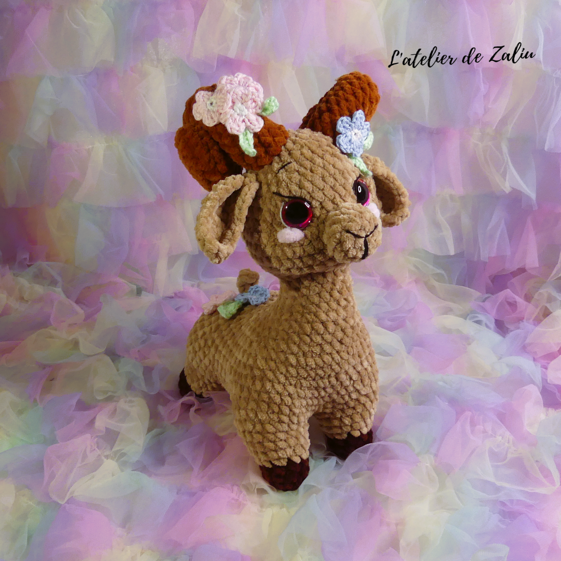 Violette la biquette piece unique amigurumi crochet pattern smallbusiness businesswoman fait main normandie france crochet sweet cute sheep flowers l'atelier de zaliu 