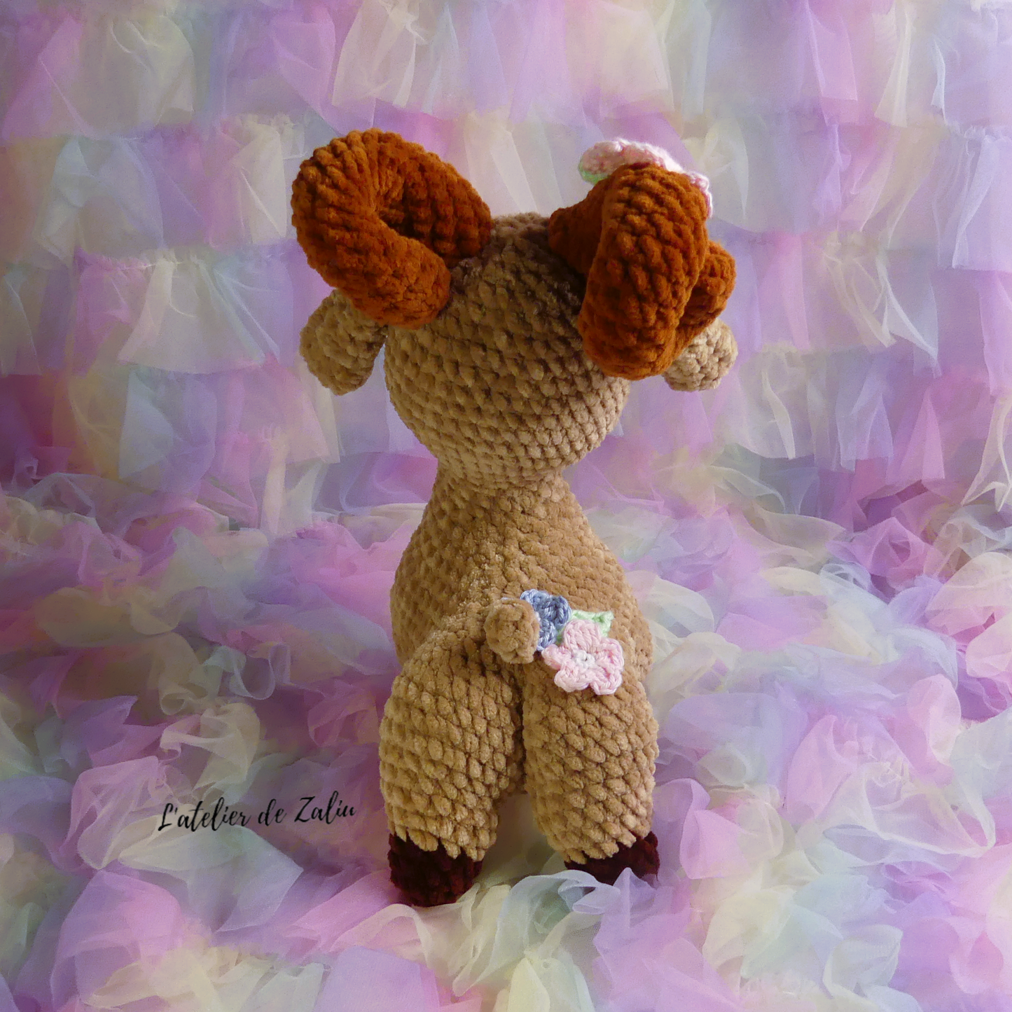 Violette la biquette piece unique amigurumi crochet pattern smallbusiness businesswoman fait main normandie france crochet sweet cute sheep flowers l'atelier de zaliu