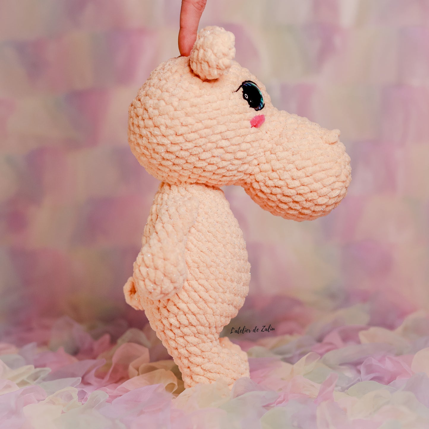 Hippopotame, amigurumi crochet fait main jumbo laine velours paillette beige-rose artisan fait main normandie smallbusiness france l'atelier de zaliu atelier de zaliu