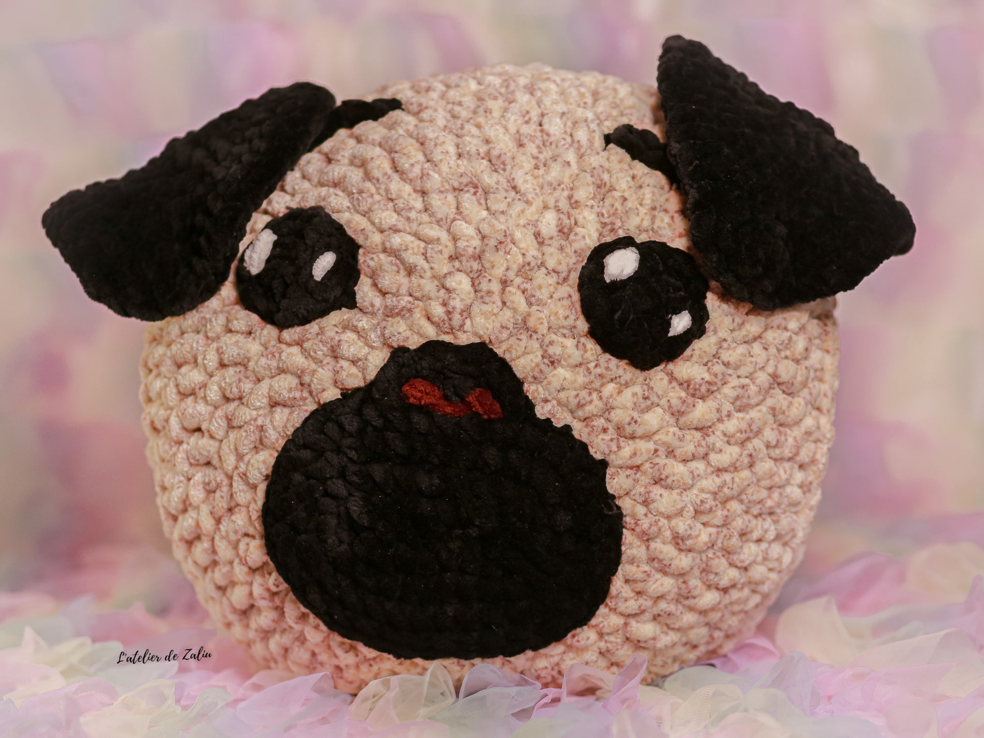 Coussin pillow pug carlin crochet pattern patron amigurumi peluche fais main france qualité normandie franckie franck le pug le carlin crocheter patron sweet doux jumbo jumboyarn 