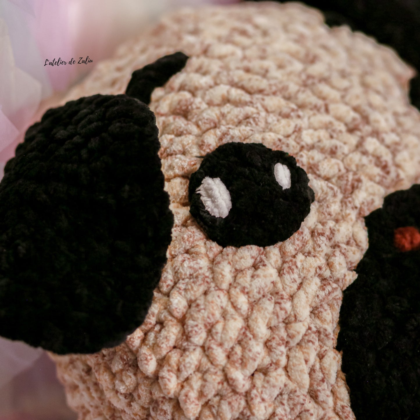 Coussin pillow pug carlin crochet pattern patron amigurumi peluche fais main france qualité normandie franckie franck le pug le carlin crocheter patron sweet doux jumbo jumboyarn