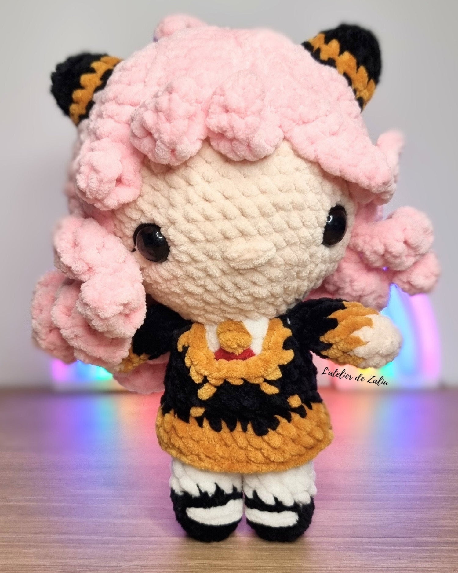 Anya crochet peluche amigurumi fait main unique poupée doll normandie zaliu l'atelier de zaliu Spyxfamily animé dessin animation piece unique