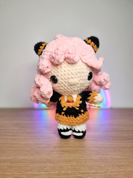 Anya crochet peluche amigurumi fait main unique poupée doll normandie zaliu l'atelier de zaliu Spyxfamily animé dessin animation piece unique