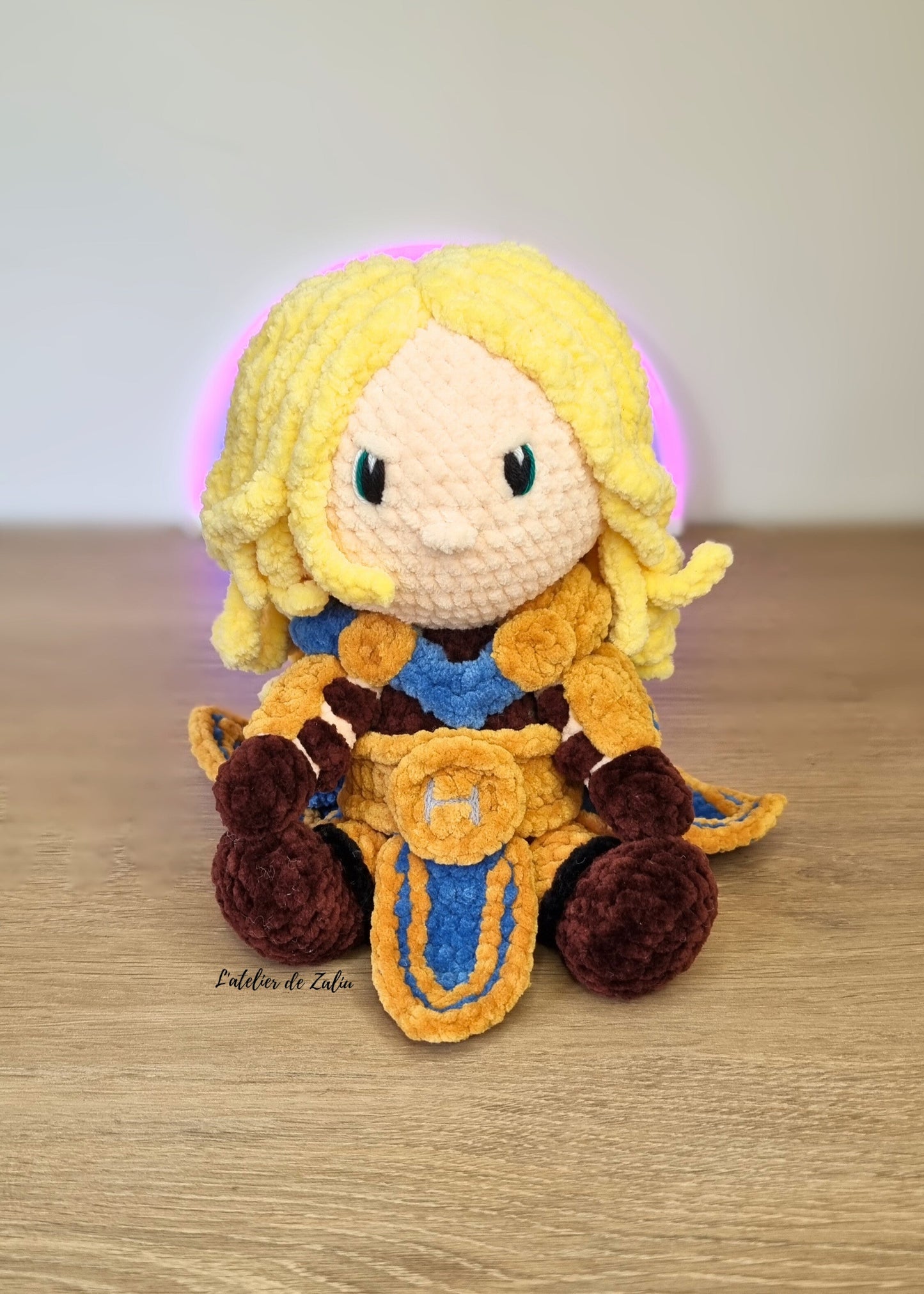 Arthas paladin wow poupée amigurumi crochet fait main piece unique normandie l'atelier de zaliu 