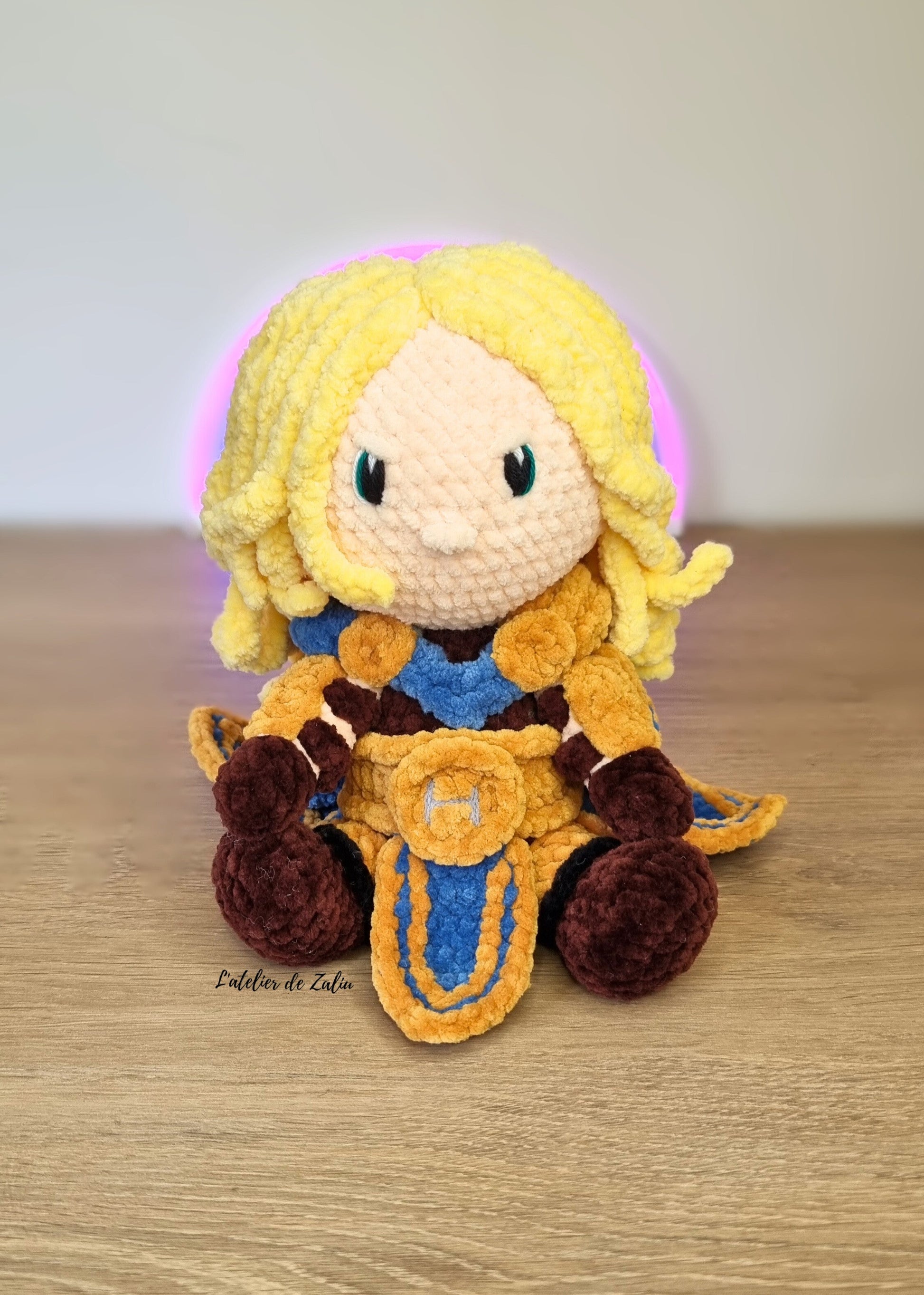 Arthas paladin wow poupée amigurumi crochet fait main piece unique normandie l'atelier de zaliu 