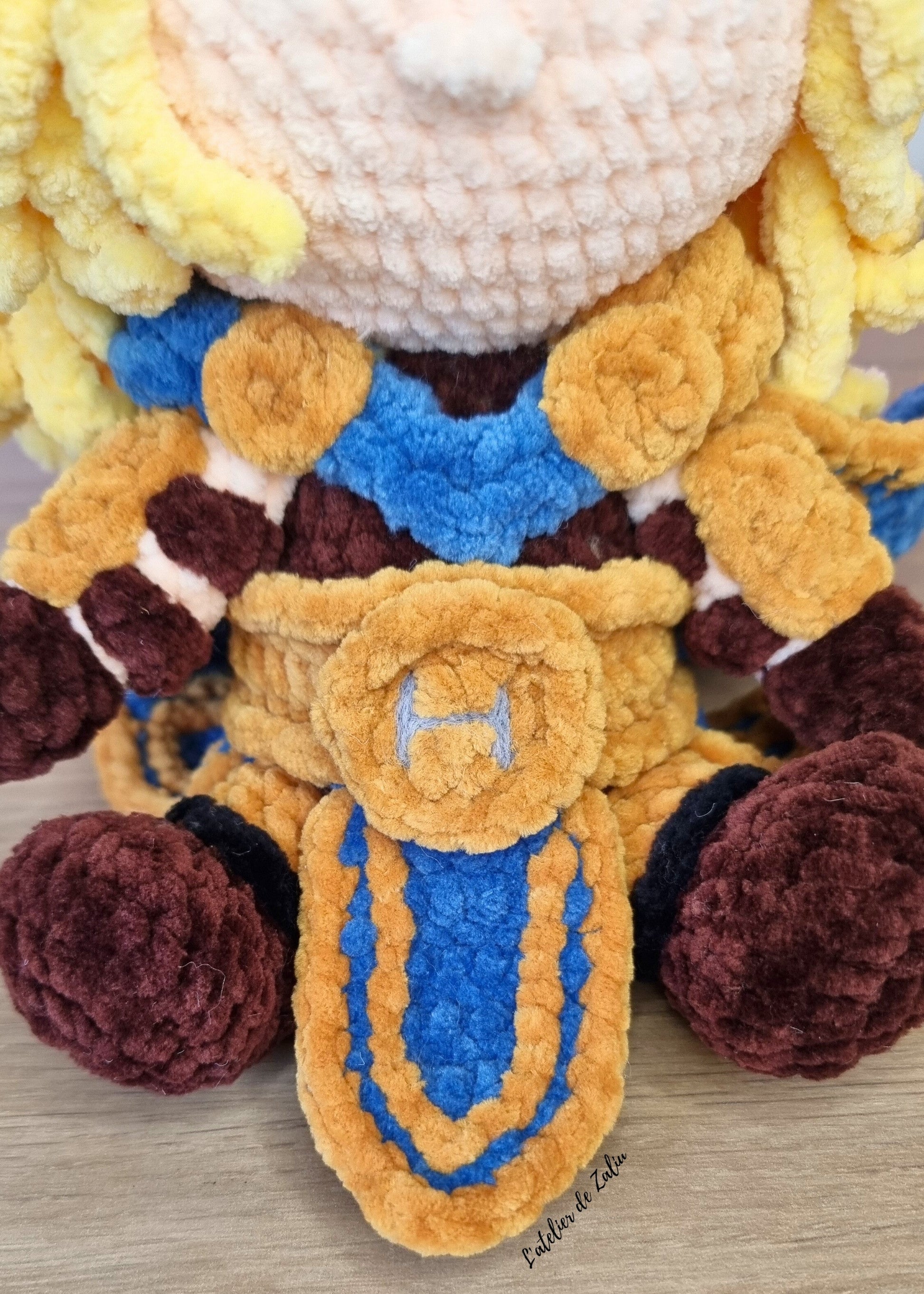 Arthas paladin wow poupée amigurumi crochet fait main piece unique normandie l'atelier de zaliu 