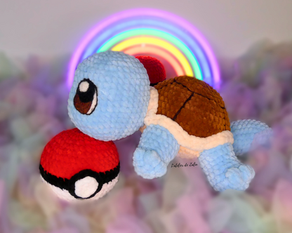 Carapuce tortue squirtle pokemon pokémon poke pocket monster bleu noir marron blanc kawaii gros yeux choupi trop chou mignon needle felting needle felt feld coton laine wool velours chenille amigurumi peluche plushie doux sweet mignon tendre moelleux décoration decoration deco fait main en crochet artisane de normandie amigurumi l'atelier de zaliu latelier