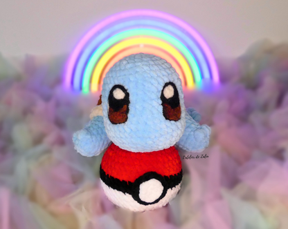 Carapuce tortue squirtle pokemon pokémon poke pocket monster bleu noir marron blanc kawaii gros yeux choupi trop chou mignon needle felting needle felt feld coton laine wool velours chenille amigurumi peluche plushie doux sweet mignon tendre moelleux décoration decoration deco fait main en crochet artisane de normandie amigurumi l'atelier de zaliu latelier