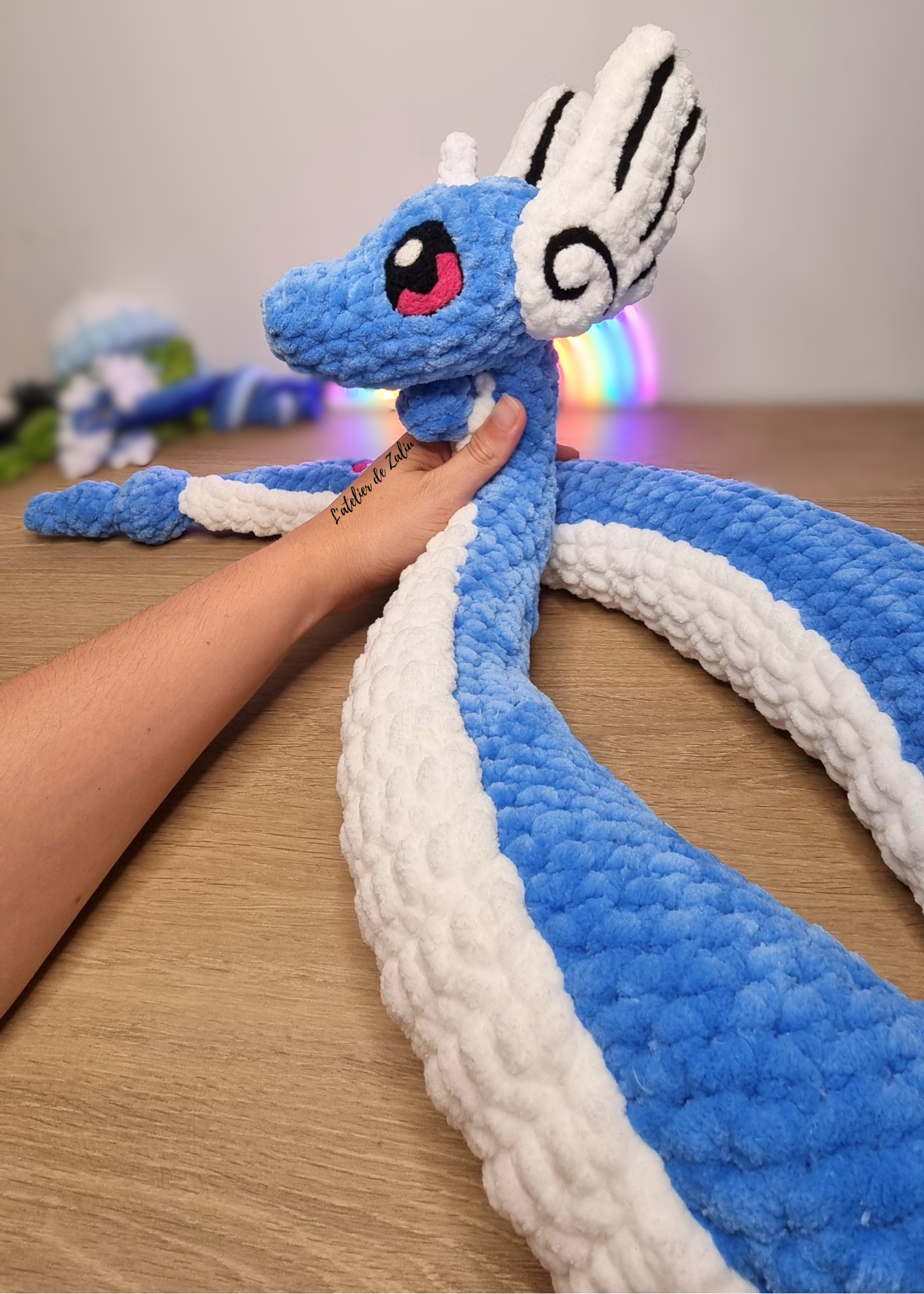 Draco Dragonair pokemon crochet fait main normandie qualité française pont-audemer l'atelier de zaliu peluche needle felting laine cardée oeko-tex certifié