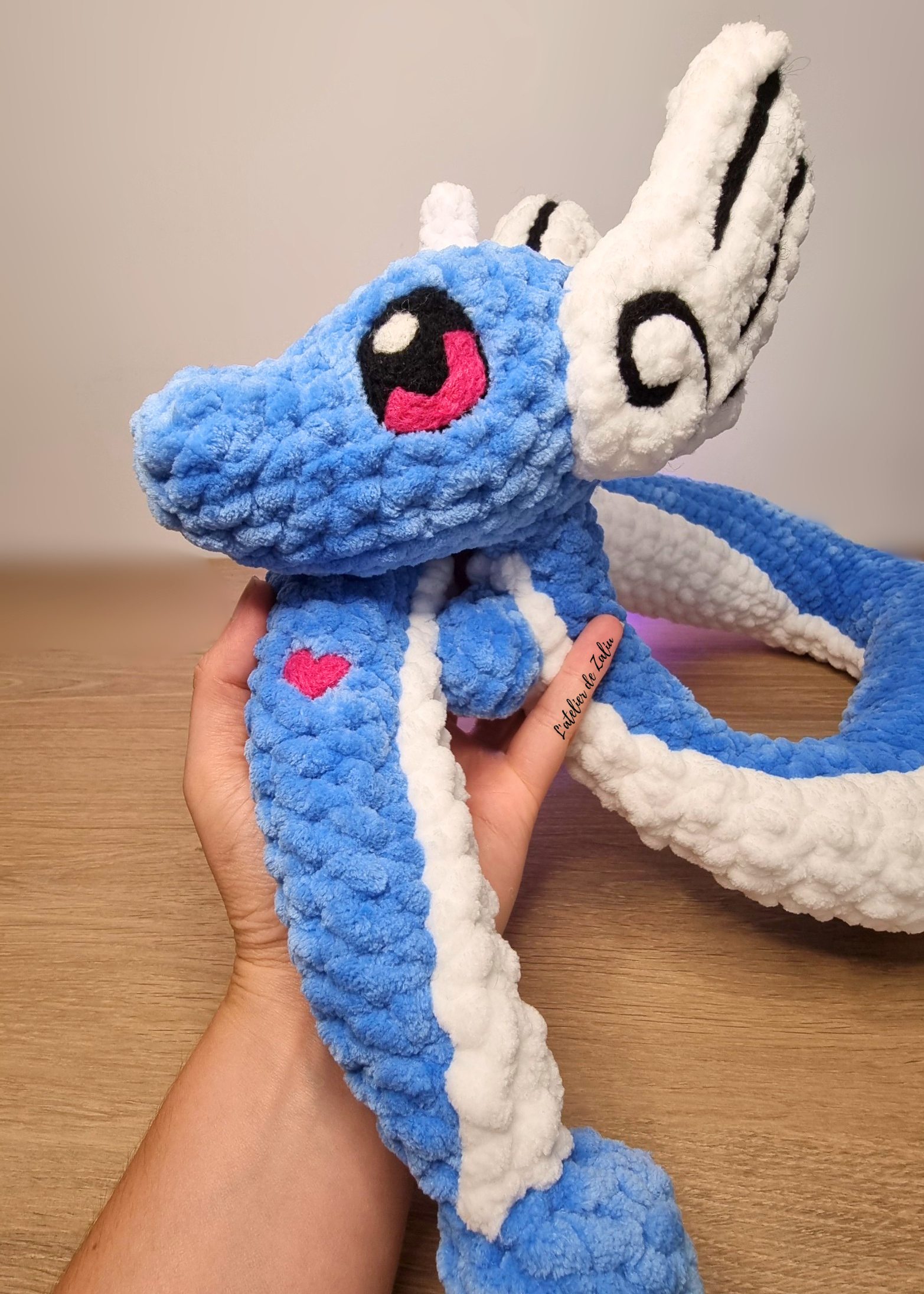 Draco Dragonair pokemon crochet fait main normandie qualité française pont-audemer l'atelier de zaliu peluche needle felting laine cardée oeko-tex certifié