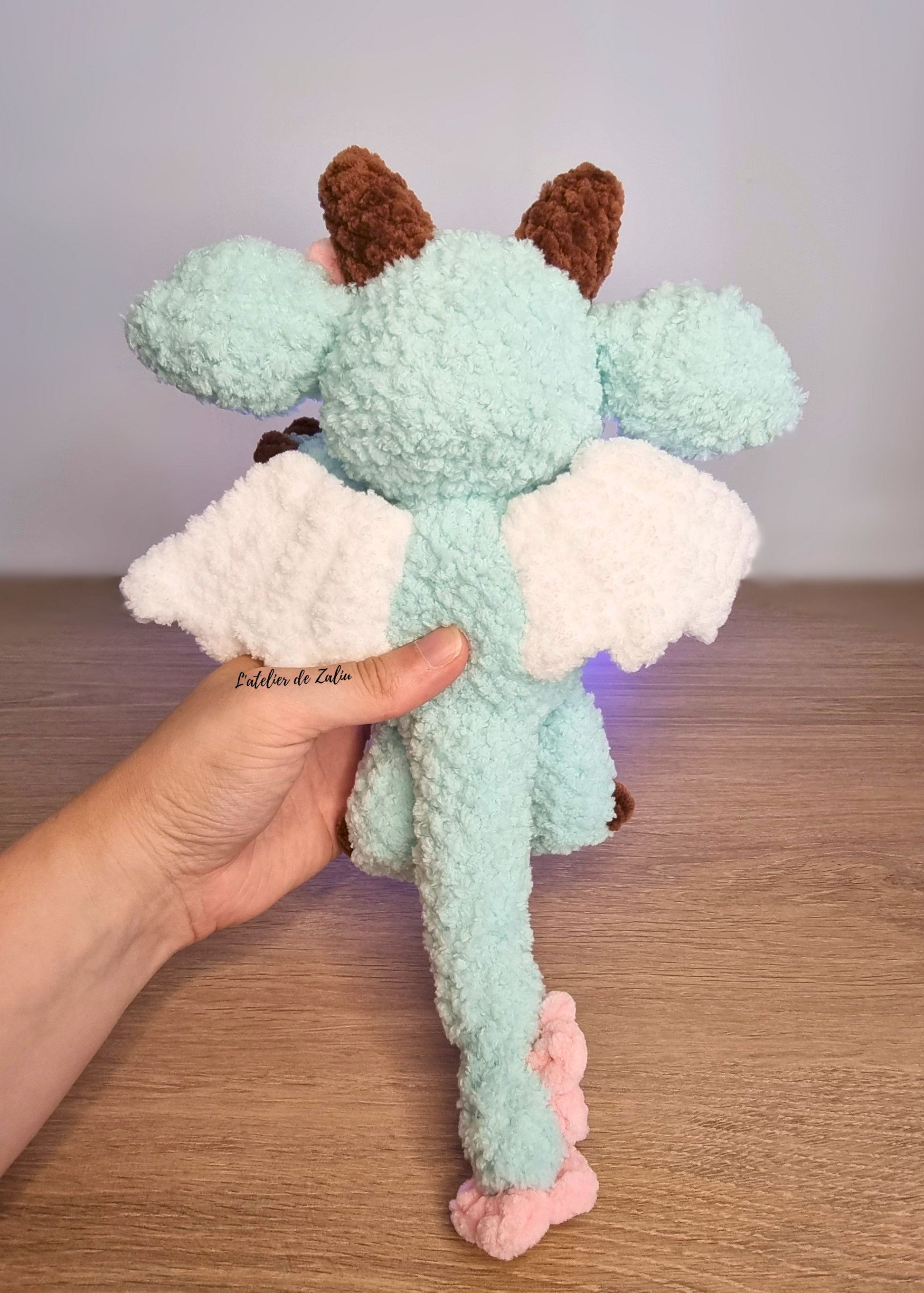 Dragon crochet laine fourrure fait main normandie L'atelier de Zaliu Pont-audemer moelleux fleur rose personnalisable personnalisé pièce unique artisanat artisane