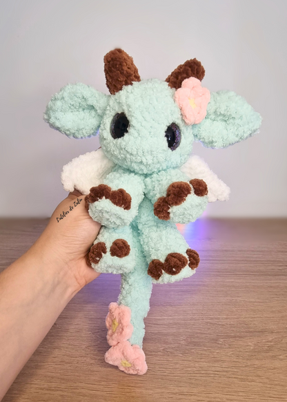 Dragon crochet laine fourrure fait main normandie L'atelier de Zaliu Pont-audemer moelleux fleur rose personnalisable personnalisé pièce unique artisanat artisane