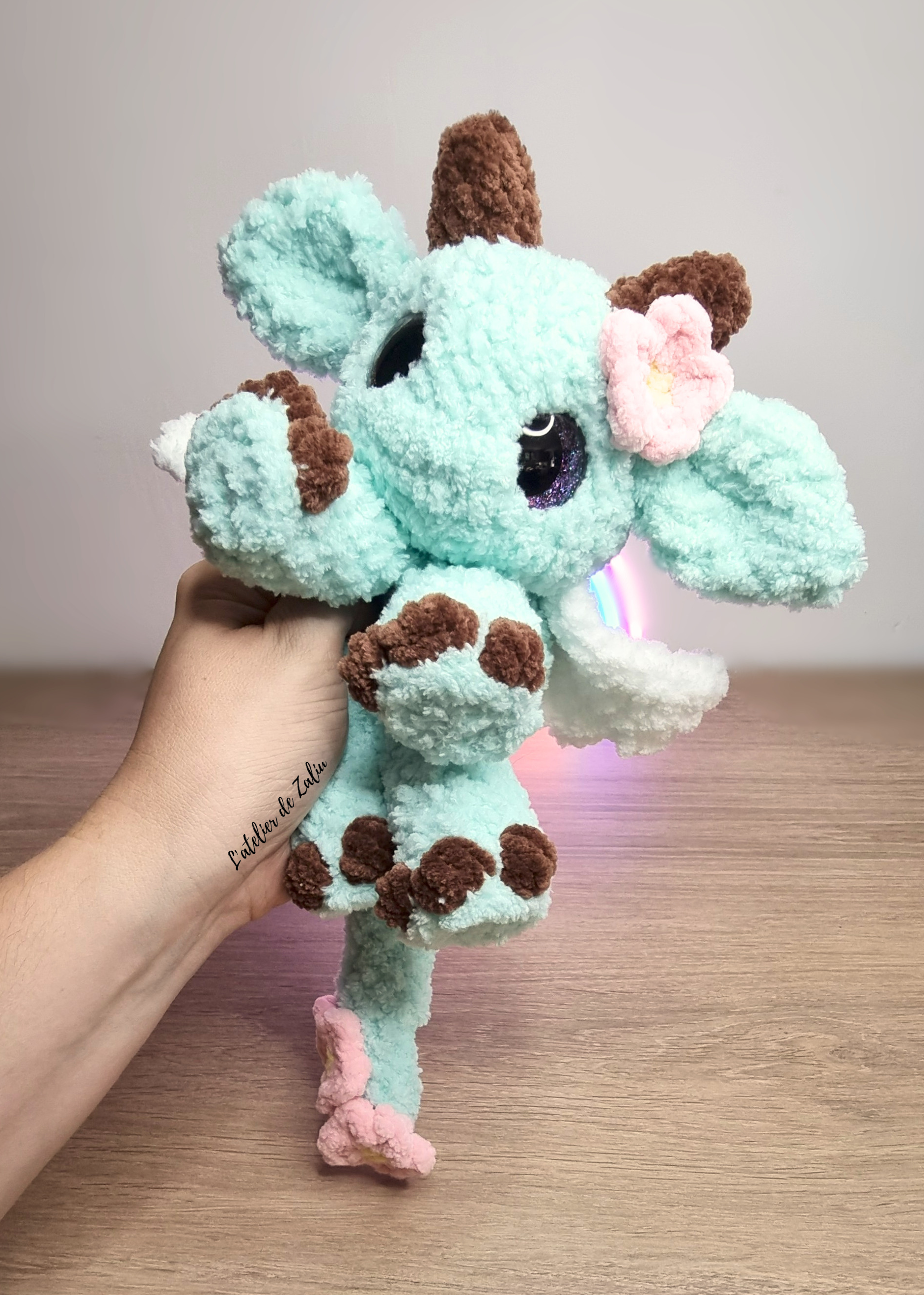 Dragon crochet laine fourrure fait main normandie L'atelier de Zaliu Pont-audemer moelleux fleur rose personnalisable personnalisé pièce unique artisanat artisane