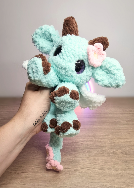 Dragon crochet laine fourrure fait main normandie L'atelier de Zaliu Pont-audemer moelleux fleur rose personnalisable personnalisé pièce unique artisanat artisane