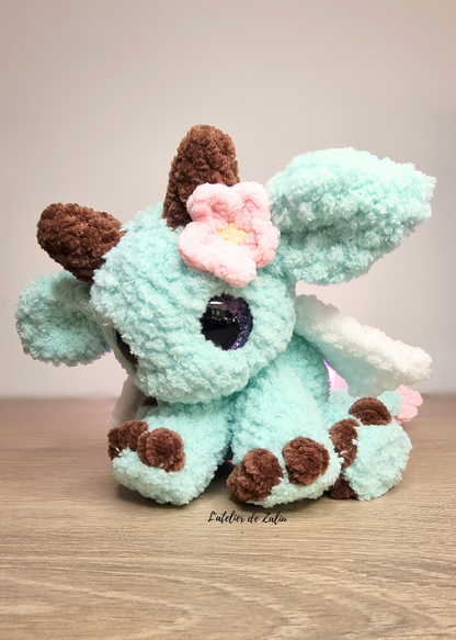 Dragon crochet laine fourrure fait main normandie L'atelier de Zaliu Pont-audemer moelleux fleur rose personnalisable personnalisé pièce unique artisanat artisane