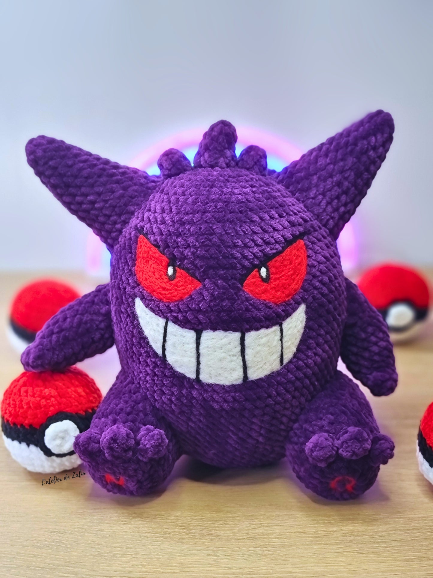 Ectoplasma Ouistempo Pokemon fait main crochet piece unique commande sur mesure Zaliu l'atelier Crochet amigurumi normandie laine cardée needle felting velours Gengar Grookey