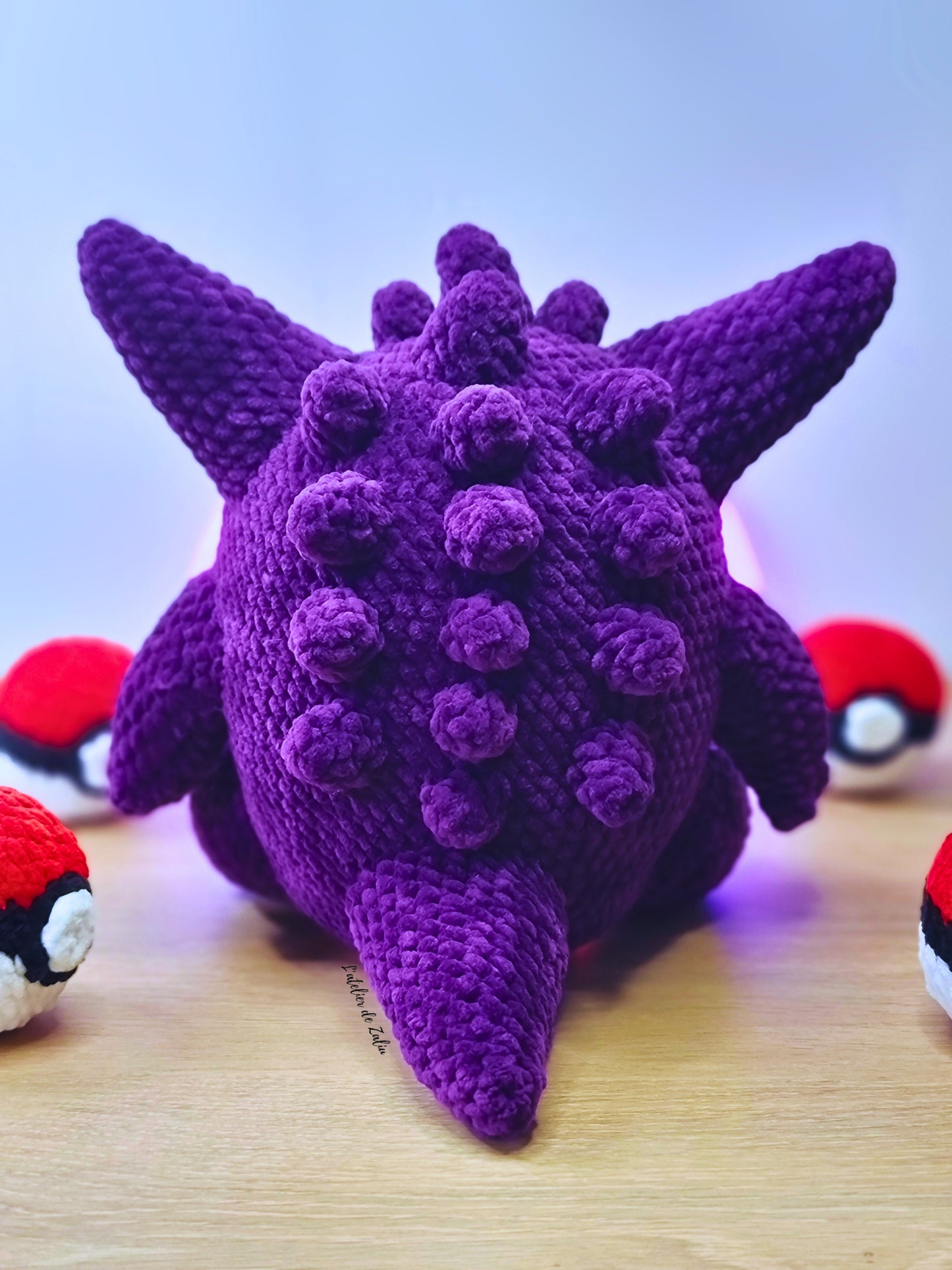 Ectoplasma Ouistempo Pokemon fait main crochet piece unique commande sur mesure Zaliu l'atelier Crochet amigurumi normandie laine cardée needle felting velours Gengar Grookey