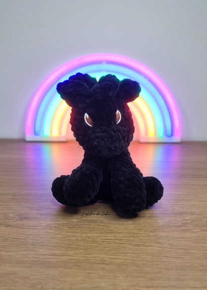 Poney hommage peluche en crochet fait main en normandie l'atelier de zaliu pont-audemer sur mesure personnalisé 