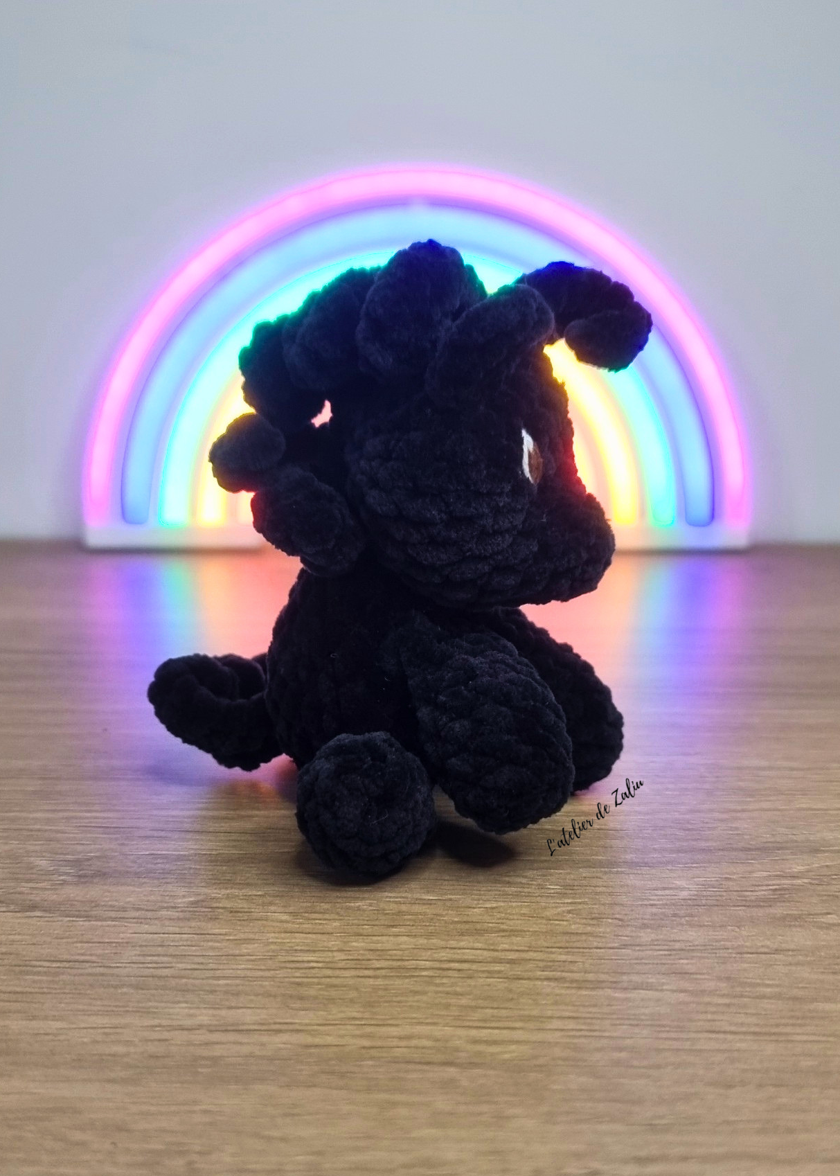 Poney hommage peluche en crochet fait main en normandie l'atelier de zaliu pont-audemer sur mesure personnalisé 