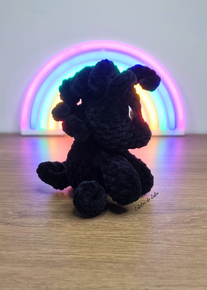 Poney hommage peluche en crochet fait main en normandie l'atelier de zaliu pont-audemer sur mesure personnalisé 