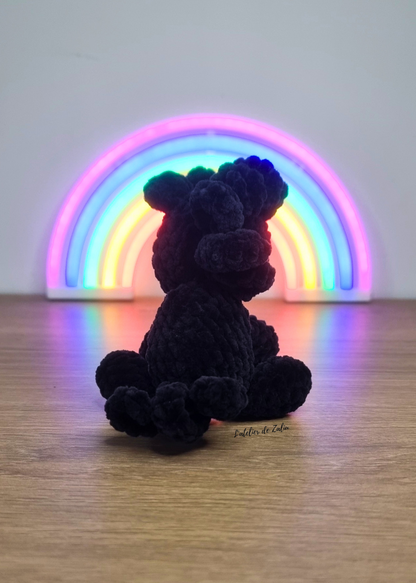 Poney hommage peluche en crochet fait main en normandie l'atelier de zaliu pont-audemer sur mesure personnalisé 