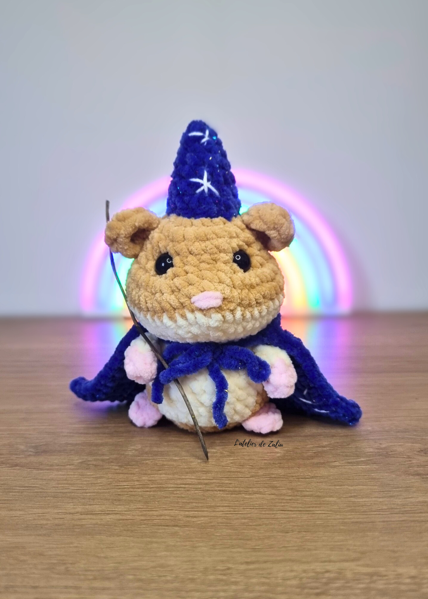 Hamster fée baguette magicien paillette magique féerique fait main normandie peluche crochet l'atelier de zaliu amigurumi pièce unique sur mesure sur commande