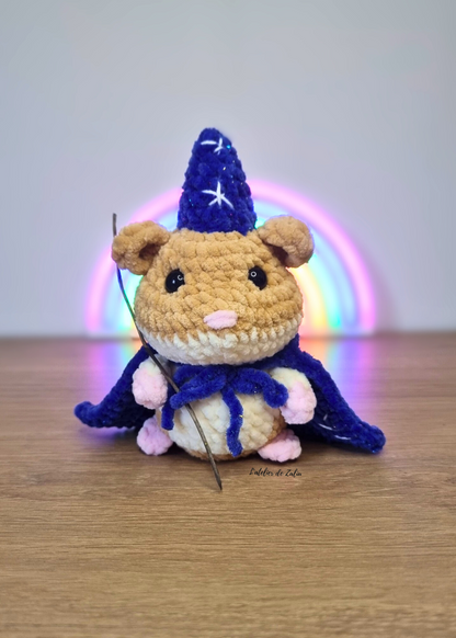 Hamster fée baguette magicien paillette magique féerique fait main normandie peluche crochet l'atelier de zaliu amigurumi pièce unique sur mesure sur commande
