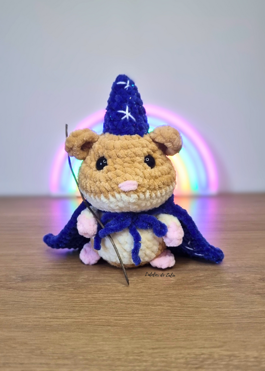 Hamster fée baguette magicien paillette magique féerique fait main normandie peluche crochet l'atelier de zaliu amigurumi pièce unique sur mesure sur commande