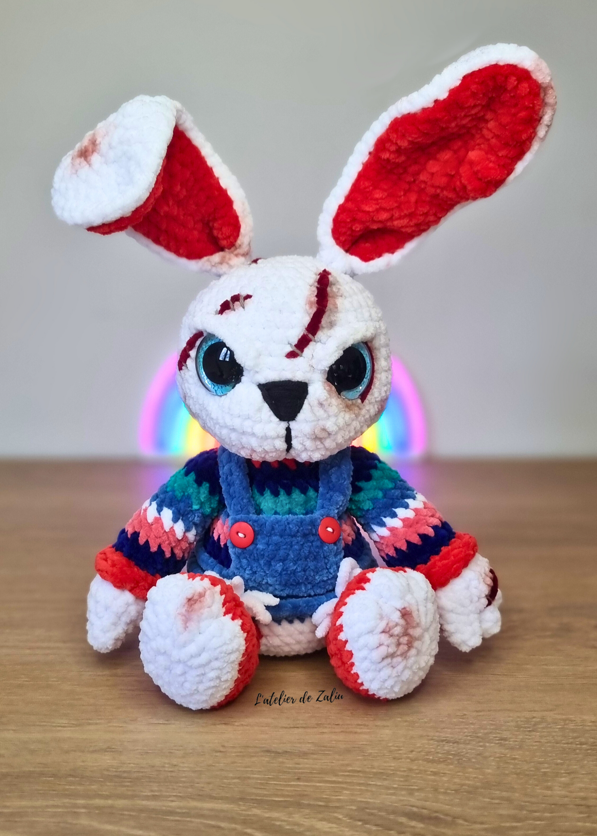 Lapin chucky peluche en crochet fait main en normandie halloween gothique peur unique piece unique l'atelier de zaliu