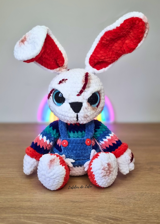 Lapin chucky peluche en crochet fait main en normandie halloween gothique peur unique piece unique l'atelier de zaliu