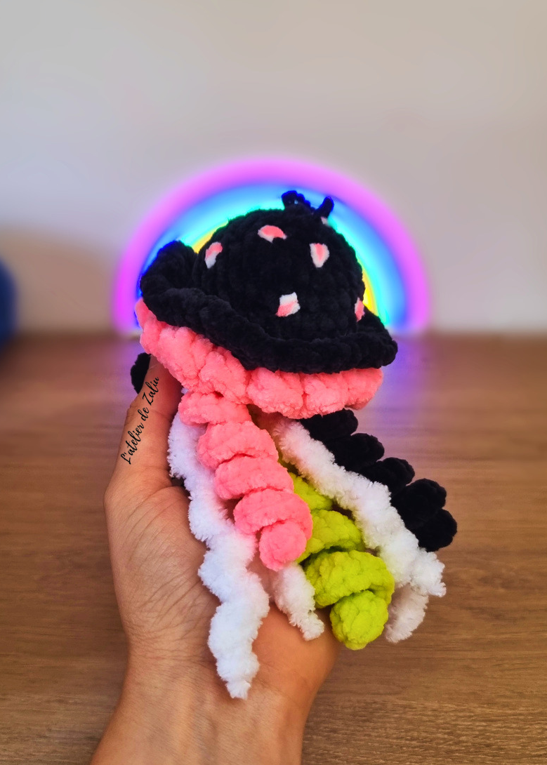 Méduse phosphorescente fluorescente fluo phospho crochet laine brillante halloween decoration suspension fait main normandie atelier de zaliu pont-audemer unique artisanat