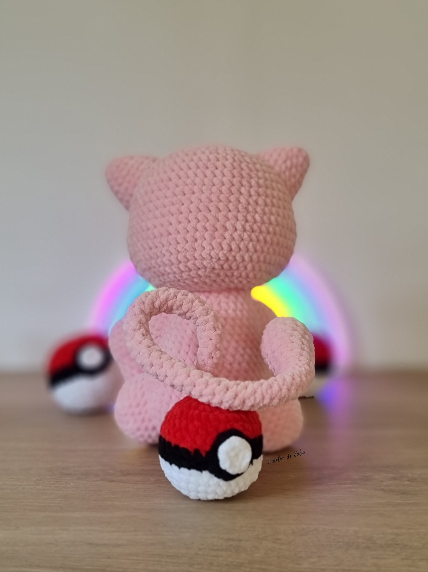 crochet peluche fait main amigurumi needle felting pokemon mew l'atelier de zaliu pokeball pièce unique piece unique  unique piece unique plushie