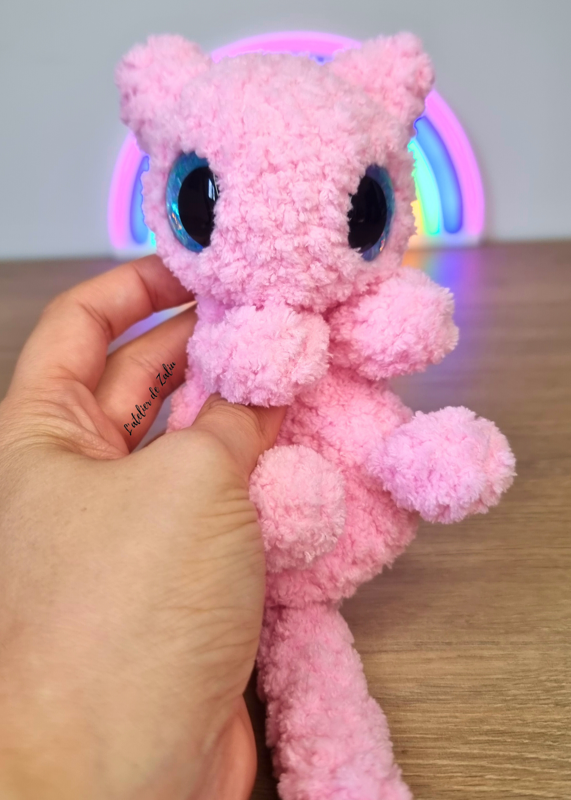 Mew crochet peluche unique yeux unique snuggle amigurumi fait main normandie l'atelier de zaliu 