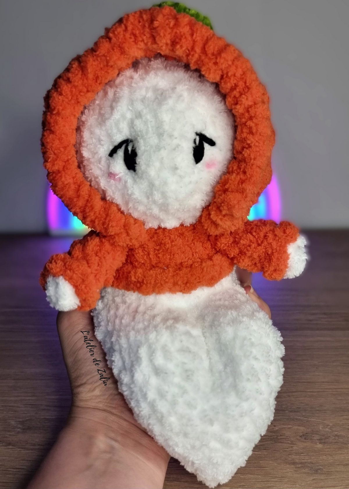 Momo the shelty ghost le fantome mignon tout doux fluffy crochet laine douce chenille oekotex décoration citrouille halloween noel fait main normandie pont audemer brodé unique le havre l'atelier de zaliu